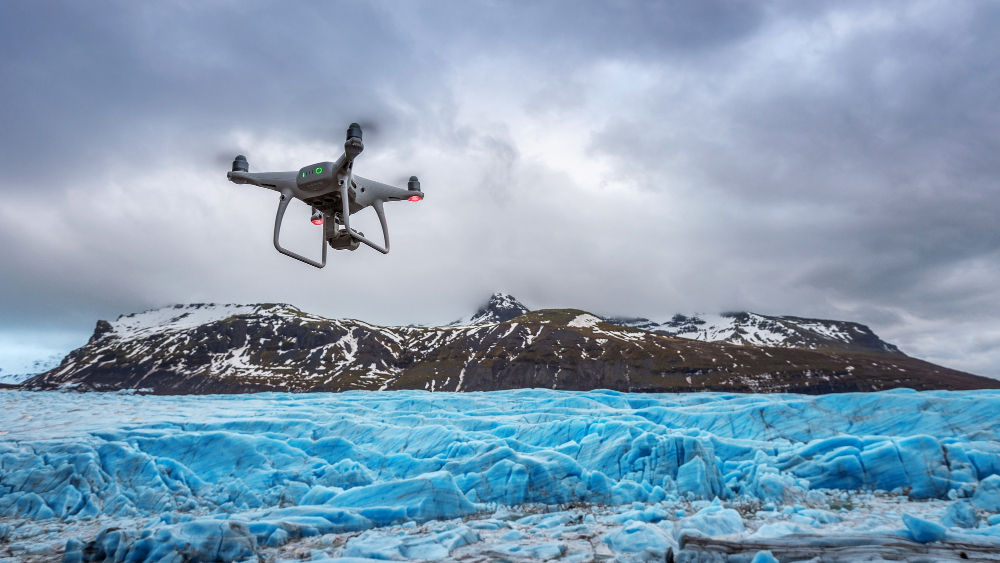 dron-z-kamera-leci-na-gorze-lodowej